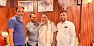 भागलपुर में नवनिर्वाचित JDU महानगर जिला अध्यक्ष संजय साह को नेताओं ने अंग वस्त्र और मिठाई खिलाकर मनाया जश्न