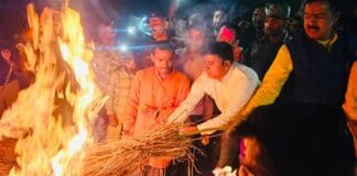 पुलिस केंद्र, Bhagalpur में पारंपरिक विधि-विधान से हुआ होलिका दहन, शांति और सौहार्द का दिया संदेश