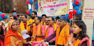 महिला दिवस पर महापौर ने किया पियाऊ का उद्घाटन, स्लम क्षेत्र में महिलाओं को बांटे वस्त्र