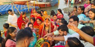 चैती छठ पर भागलपुर के गंगा घाटों पर उमड़ी आस्था की भीड़, अस्ताचलगामी सूर्य को दिया अर्घ्य