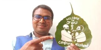 लीफ आर्टिस्ट मधुरेंद्र कुमार ने पीपल के पत्ते पर उकेरी कलाकृति, निशांत कुमार को दी खास बधाई