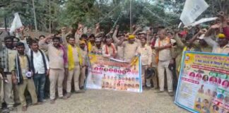 10 सूत्री मांगों को लेकर बिहार ड्राइवर एसोसिएशन का डीएम कार्यालय पर जोरदार प्रदर्शन