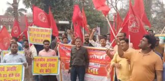 राजस्व कर्मचारियों का कलेक्ट्रेट के सामने जोरदार प्रदर्शन, 17 सूत्री मांगों को लेकर 30वें दिन भी जारी रही हड़ताल