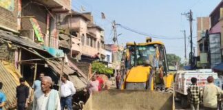 पीरपैंती में अतिक्रमण पर चला बुलडोजर, वर्षों पुरानी जाम समस्या से मिलेगी बड़ी राहत