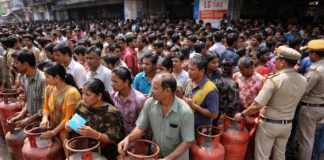 अफवाहों के बीच गैस लेने उमड़ी भीड़, दाऊदबाट गैस एजेंसी पर लंबी कतारें; प्रशासन ने 22 मजिस्ट्रेट किए तैनात