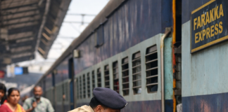 भागलपुर स्टेशन पर बड़ा हादसा टला, RPF जवान ने चलती ट्रेन से गिर रहे दिव्यांग यात्री की बचाई जान