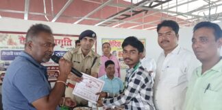 सुल्तानगंज में प्रतिभा का सम्मान: वैदिक जागृति मंच ने इंटर के मेधावी छात्र-छात्राओं को किया पुरस्कृत, IPS सायम रजा ने दिए सफलता के मंत्र