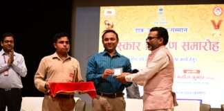 डाक विभाग के ‘सितारों’ को मिला सम्मान: जिलाधिकारी डॉ. नवल किशोर चौधरी ने कर्मियों को किया पुरस्कृत