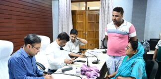 भागलपुर: ‘सबका सम्मान-जीवन आसान’ के तहत डीएम ने सुनीं जनता की फरियाद