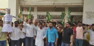 TMBU में छात्र राजद का जबरदस्त हंगामा: प्रभारी कुलपति का फूंका पुतला, दोहरे पदभार को लेकर विश्वविद्यालय में भारी आक्रोश