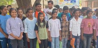 नामांकन के लिए छात्रों का ‘महासंग्राम’: नौवीं में एडमिशन नहीं मिलने पर भड़के विद्यार्थी, सैकड़ों की संख्या में पहुंचे डीएम दरबार