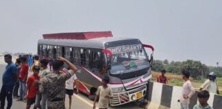 भागलपुर में रफ्तार का कहर: बारात छोड़कर लौट रही बस डिवाइडर से टकराकर हुई क्षतिग्रस्त, टला बड़ा हादसा